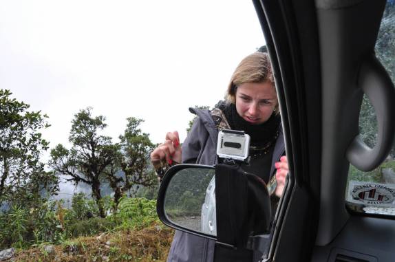 Armando nossa gol-pró para filmar a Carretera de la Muerte, estrada que desce os Andes em direção à Coroico, na Bolívia
